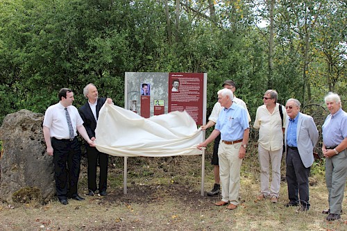 Révélation du tableau d'informations bordant le chemin Alfred Döblin en août 2015. De gauche à droite: Stefan Klopp, le maire Stephan Strichertz, Patric Bies (caché), Günter Lang, Dr. Ralph Schock et Fred Oberhauser †