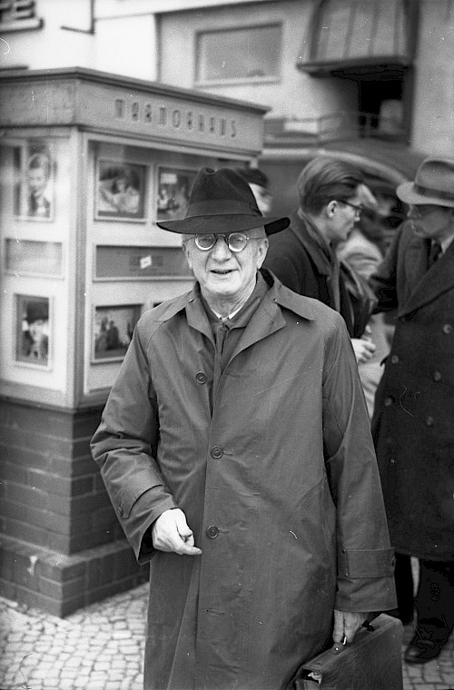 Alfred Döblin en marge d’un congrès d’écrivains en 1948 à Berlin