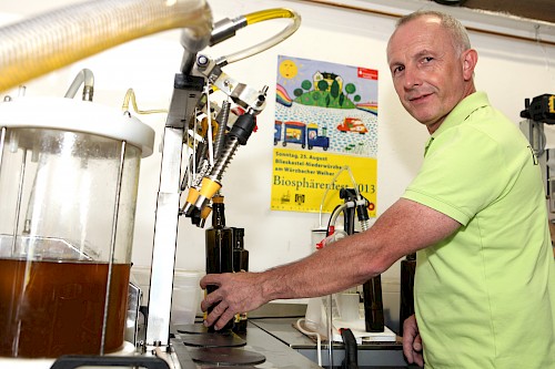 Jörg Hector dans son moulin où il presse de nombreuses sortent d’huile tirée de graine et fruits issus de l’agriculture régionale. De lin de pavot ou de tournesol, il y en a pour tous les goûts. De quoi redonner du peps à vos salades.