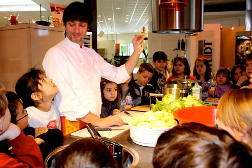 Avocadospalten mit Anchovis und Salzmandeln. Ein Rezept mit leckeren Produkten der Bliesgau Ölmühle.