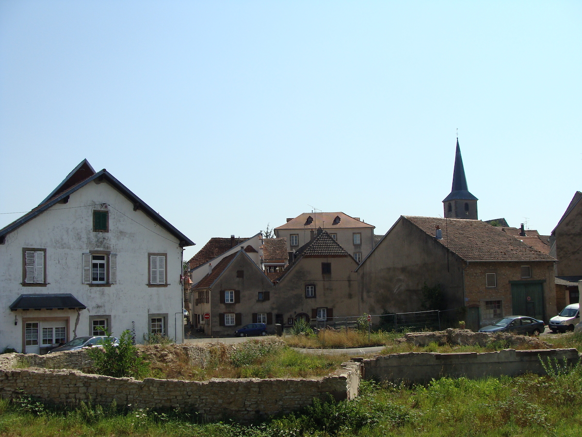 Traurige Realität im mittelalterlichen Fénétrange: Abgerissene Häuser entlang der historischen Stadtmauer. Traurige Realität im mittelalterlichen Fénétrange: Abgerissene Häuser entlang der historischen Stadtmauer.