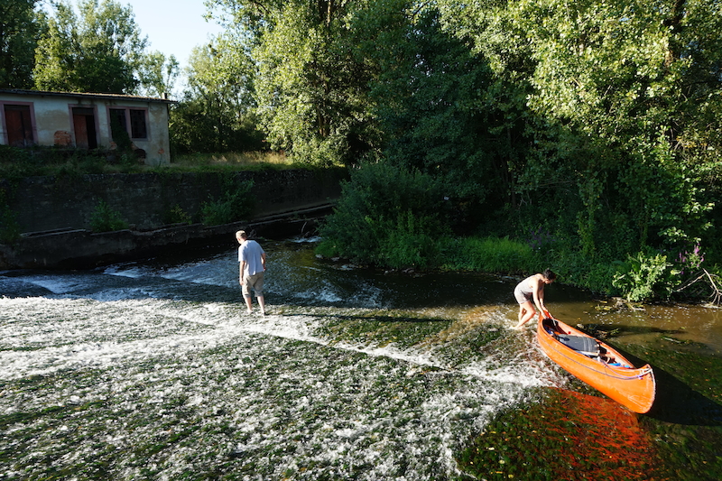 An der ehemaligen Schlumberger Mühle setzten wir die Kanus um.