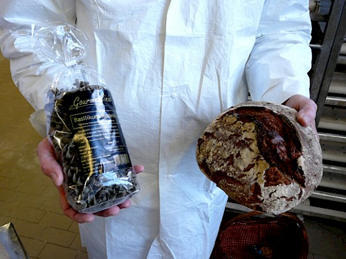 Präsentation von Teig- und Backwaren unter Verwendung von gemahlenem Ölpresskuchen aus Leindotter.