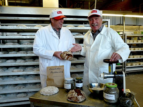 Präsentation von Teig- und Backwaren unter Verwendung von gemahlenem Ölpresskuchen aus Leindotter.
