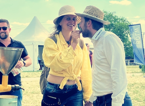 Leindotterpresskuchen wird am Stand verkostet