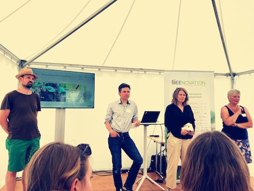 Auf der Aktionsbühne: Holger Loritz hält einen Vortrag über Leindotter