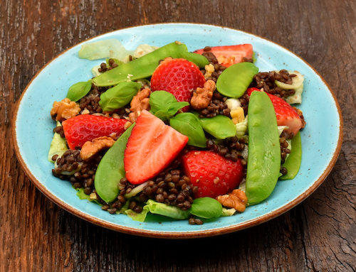 sommerlicher Salat mit schwarzen Linsen und frischen Erdbeeren