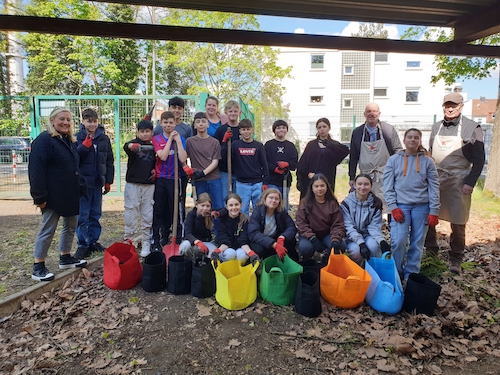 Foto von Stefanie Lagaly: Ganz praktisch zuhause zum Nachmachen: Die Kartoffeln wurden in Pflanzsäcke gepflanzt.