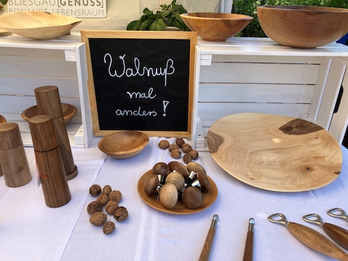 Walnuss ist nicht nur als kulinarische Spezialität gefragt. Aus dem Holz stellt Holzkünstler Ralf Meisel viele praktische Dinge her Walnuss ist nicht nur als kulinarische Spezialität gefragt. Aus dem Holz stellt Holzkünstler Ralf Meisel viele praktische Dinge her