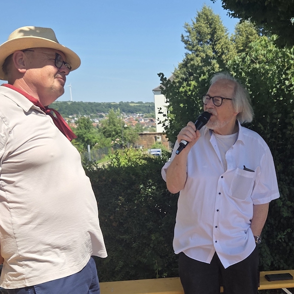 Moderator Michael Quetting im Talk mit den Humoristen uns Literaten Volker C. Jacoby, Sekunden bevor dieser sein bekanntes „Walnussurteil“ rezitiert Moderator Michael Quetting im Talk mit den Humoristen uns Literaten Volker C. Jacoby, Sekunden bevor dieser sein bekanntes „Walnussurteil“ rezitiert
