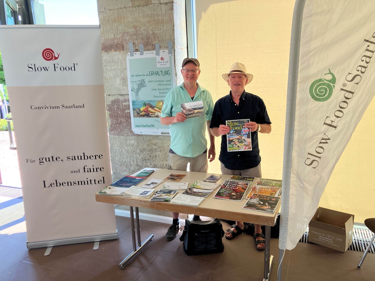 Am Stand von SlowFood-Saarland: Vorsitzender Roland Kästner (r) und stellv. Patric Bies Am Stand von SlowFood-Saarland: Vorsitzender Roland Kästner (r) und stellv. Patric Bies