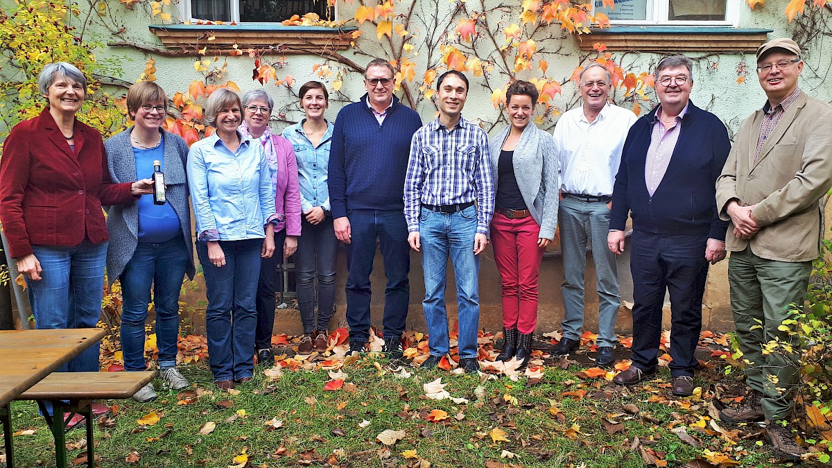 Leindotter-Initiative im Winter 2018  v.l.n.r.: Marion Ruppaner, Agrarreferentin, Bund Naturschutz Bayern e.V.  / Anne Fröhlich, Bundesverband dezentrale Ölmühlen und Pflanzenöltechnik e.V. (BDOel), Öko-Modellregion  / Barbara Heydenreich, Netzwerk blühende Landschaft  / Annette Seehaus-Arnold, Deutscher Berufs- und Erwerbsimkerbund e.V. / Andrea Winter, Regionalinitiative Artenreiches Land – Lebenswerte Stadt e.V.  / Rainer Reuß, Präsident des Bundesverbands dezentraler Ölmühlen und Pflanzenöltechnik e.V. (BDOel)  / Aaron Breivogel, Deutsche Amphibolin-Werke von Robert Murjahn (DAW SE)  / Constanze Gohlke, Bundesverband dezentrale Ölmühlen und Pflanzenöltechnik e.V. (BDOel)  / Thomas Kaiser, Ludwig-Bölkow-Stiftung  / Peter Maske, Präsident des Deutschen Imkerbundes e.V.  / Patric Bies, Bliesgau Ölmühle